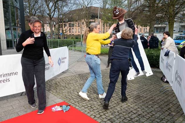 Demonstrantinnen kritisieren die Verleihung des Grimmepreises an Jan Boehmermann als ,,Grimmepreis fuer Frauenhass,, und verleihen ihm symbolisch den ,,Scheisspreis,, eine Polizistin loest die Demonstration auf, Roter Teppich, Red Carpet Show, Ankunft, arrival, 59. Verleihung des Adolf-Grimme-Preises Adolf-Grimme-Preis Grimmepreis in Marl, 21.04.2023. o¥Â