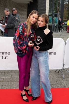 Grimmepreis fuer den Film KLEO, v.l. Viviane ANDEREGGEN, Regie, und Jella HAASE, Schauspielerin, Roter Teppich, Red Carpet Show, Ankunft, arrival, 59. Verleihung des Adolf-Grimme-Preises Adolf-Grimme-Preis Grimmepreis in Marl, 21.04.2023. o¥Â