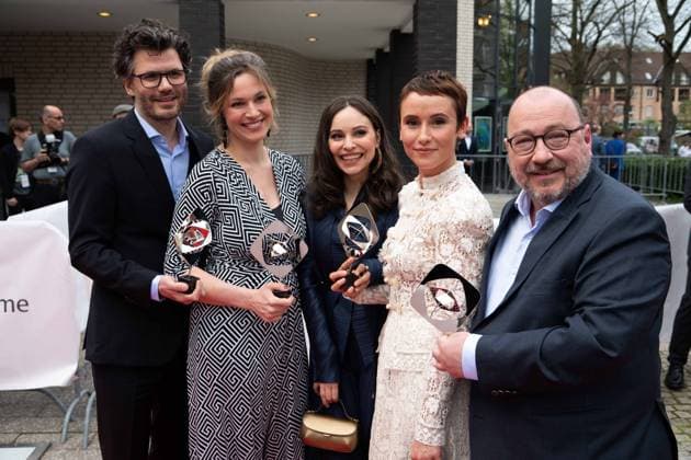 Grimmepreis fuer NEULAND; v.l. Jens Wischnewski, Regie, Franziska Hartmann, Schauspielerin, Mina Tander, Schauspielerin, Peri Baumeister, Schauspielerin, Orkun Ertener, Buch und Produzent, Roter Teppich, Red Carpet Show, Ankunft, arrival, 59. Verleihung des Adolf-Grimme-Preises Adolf-Grimme-Preis Grimmepreis in Marl, 21.04.2023. o¥Â