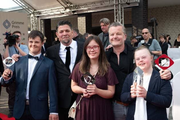 Grimmepreis fuer ZUM SCHWARZWAELDER HIRSCH, Tim MAELZER und sein Team, Roter Teppich, Red Carpet Show, Ankunft, arrival, 59. Verleihung des Adolf-Grimme-Preises Adolf-Grimme-Preis Grimmepreis in Marl, 21.04.2023. oÂ¥Ã‚