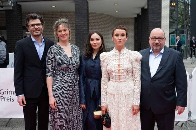 Grimmepreis fuer NEULAND; v.l. Jens Wischnewski, Regie, Franziska Hartmann, Schauspielerin, Mina Tander, Schauspielerin, Peri Baumeister, Schauspielerin, Orkun Ertener, Buch und Produzent, Roter Teppich, Red Carpet Show, Ankunft, arrival, 59. Verleihung des Adolf-Grimme-Preises Adolf-Grimme-Preis Grimmepreis in Marl, 21.04.2023. o¥Â