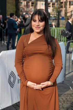 Grimmepreis fuer Zwei Schwestern; Almila BAGRIACIK, Schauspielerin, schwanger, Roter Teppich, Red Carpet Show, Ankunft, arrival, 59. Verleihung des Adolf-Grimme-Preises Adolf-Grimme-Preis Grimmepreis in Marl, 21.04.2023. oÂ¥Ã‚