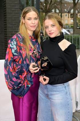Viviane Andereggen und Jella Haase bei der 59. Verleihung des Grimme Preises 2023 im Theater der Stadt Marl. Marl, 21.04.2023
