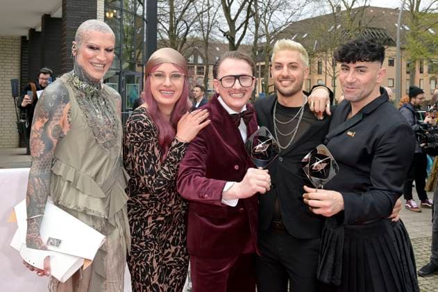 Avi Jakobs, Leni Bolt, Jan-Henrik Scheper-Stuke, Aljosha Muttardi und Ayan Yuruk bei der 59. Verleihung des Grimme Preises 2023 im Theater der Stadt Marl. Marl, 21.04.2023