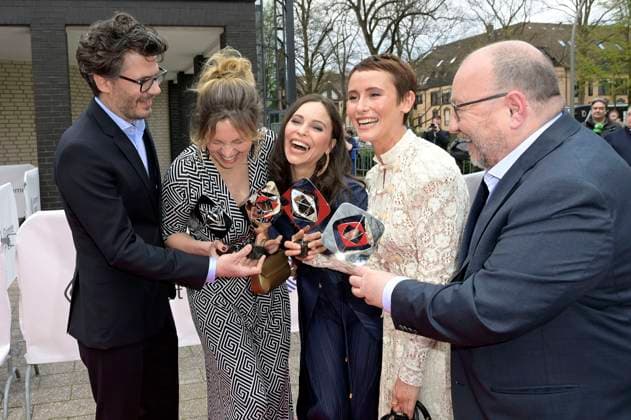 Jens Wischnewski, Franziska Hartmann, Mina Tander, Peri Baumeister und Orkun Ertener bei der 59. Verleihung des Grimme Preises 2023 im Theater der Stadt Marl. Marl, 21.04.2023