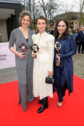 Franziska Hartmann, Peri Baumeister und Mina Tander bei der 59. Verleihung des Grimme Preises 2023 im Theater der Stadt Marl. Marl, 21.04.2023