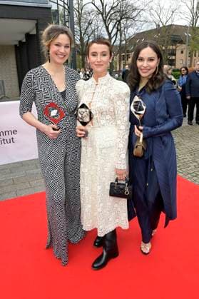 Franziska Hartmann, Peri Baumeister und Mina Tander bei der 59. Verleihung des Grimme Preises 2023 im Theater der Stadt Marl. Marl, 21.04.2023
