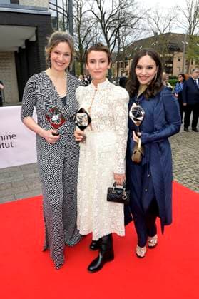 Franziska Hartmann, Peri Baumeister und Mina Tander bei der 59. Verleihung des Grimme Preises 2023 im Theater der Stadt Marl. Marl, 21.04.2023