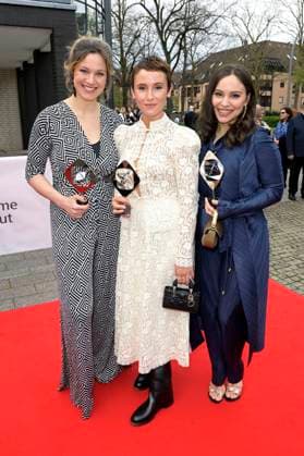 Franziska Hartmann, Peri Baumeister und Mina Tander bei der 59. Verleihung des Grimme Preises 2023 im Theater der Stadt Marl. Marl, 21.04.2023