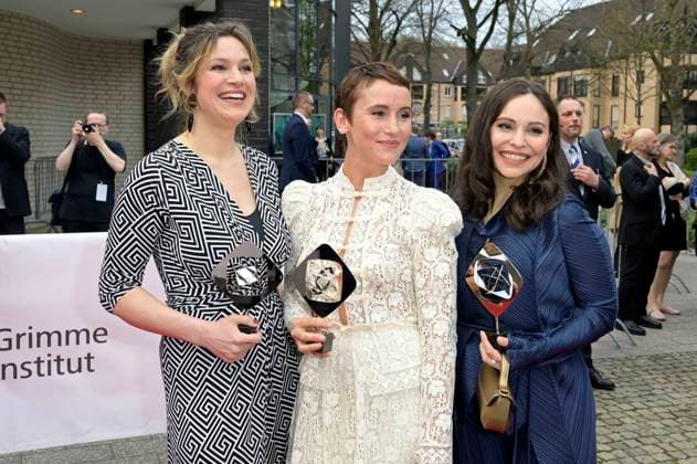 Franziska Hartmann, Peri Baumeister und Mina Tander bei der 59. Verleihung des Grimme Preises 2023 im Theater der Stadt Marl. Marl, 21.04.2023