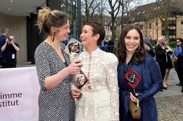 Franziska Hartmann, Peri Baumeister und Mina Tander bei der 59. Verleihung des Grimme Preises 2023 im Theater der Stadt Marl. Marl, 21.04.2023