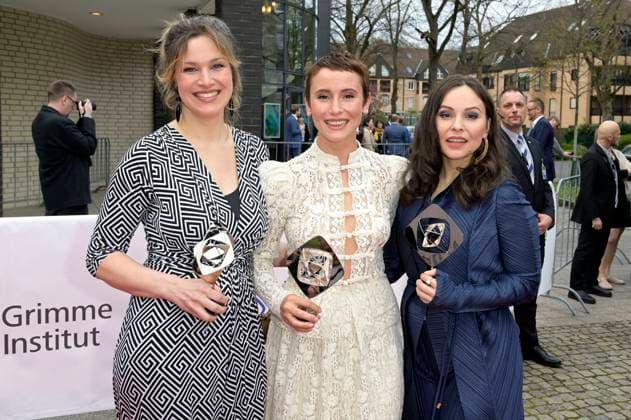 Franziska Hartmann, Peri Baumeister und Mina Tander bei der 59. Verleihung des Grimme Preises 2023 im Theater der Stadt Marl. Marl, 21.04.2023
