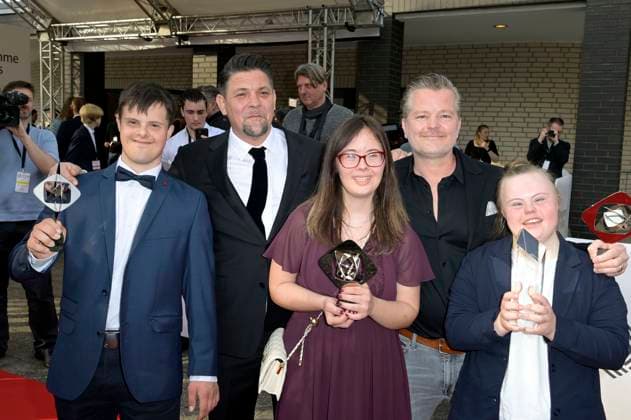 Tim Mälzer und Andre Dietz mit ihrer Küchencrew bei der 59. Verleihung des Grimme Preises 2023 im Theater der Stadt Marl. Marl, 21.04.2023