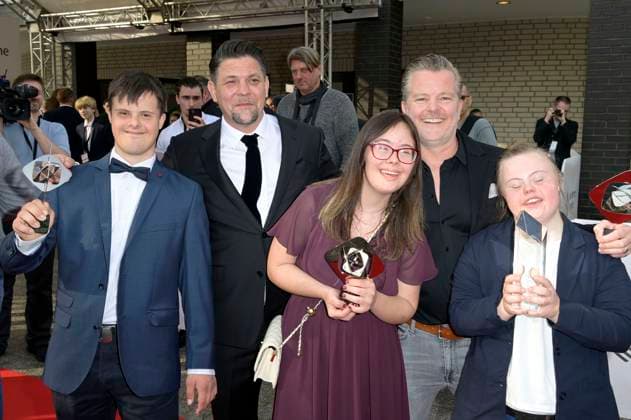 Tim Mälzer und Andre Dietz mit ihrer Küchencrew bei der 59. Verleihung des Grimme Preises 2023 im Theater der Stadt Marl. Marl, 21.04.2023