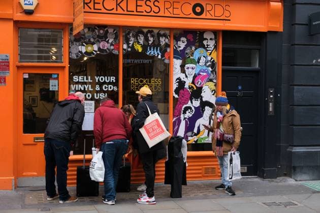 News Themen der Woche KW16 News Bilder des Tages People queue outside record shops in Soho, London for Record Store Day 2023. Featuring: Atmosphere Where: London, United Kingdom When: 22 Apr 2023 Credit: Cover Images Copyright: xx 52641070 EDITORIAL USE ONLY. NOT FOR USE BY NEWSPAPERS BASED IN THE UK.