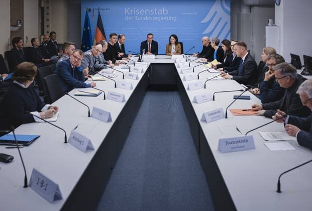 News Themen der Woche KW16 News Bilder des Tages Annalena Baerbock (Buendnis 90 Die Gruenen), Bundesaussenministerin, und Boris Pistorius, (SPD), Bundesminister der Verteidigung der Bundesrepublik Deutschland, aufgenommen im Krisenstab der Bundesregierung im Auswaertigen Amt in Berlin. 22.04.2023. Berlin Deutschland *** Annalena Baerbock Buendnis 90 Die Gruenen , Federal Minister of Foreign Affairs, and Boris Pistorius, SPD , Federal Minister of Defense of the Federal Republic of Germany, recorded in the crisis team of the Federal Government at the Foreign Office in Berlin 22 04 2023 Berlin Germany Copyright: xFelixxZahn photothek.netx