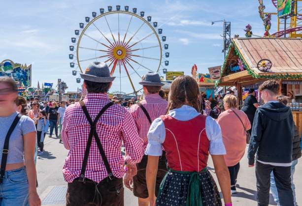 Bilder des Jahres 2023, News 04 April News Themen der Woche KW16 News Bilder des Tages Münchner Frühlingsfest im Sonnenschein, Besucher bummeln in bayerischer Tracht über das Volksfest, Theresienwiese, München, 22. April 2023 Deutschland, München, 22.04.2023, Besucher in bayerischer Tracht genießen den sonnigen warmen Frühlingstag auf dem Münchner Frühlingsfest, Temperaturen bis 21 Grad, Theresienwiese, Münchner Volksfest, Wochenende, Samstagmittag, Frühling, Bayern, bayerisch, *** Munich spring festival in the sunshine, visitors stroll in Bavarian costume over the folk festival, Theresienwiese, Munich, 22 April 2023 Germany, Munich, 22 04 2023, visitors in Bavarian costume enjoy the sunny warm spring day at the Munich spring festival, temperatures up to 21 degrees, Theresienwiese, Munich folk festival, weekend, Sa