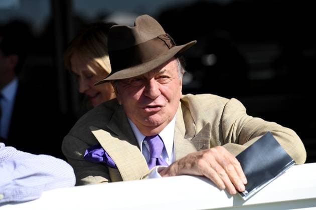 BARRY HUMPHRIES OBIT, *FILE* Entertainer Barry Humphries watches Dante Rossetti in the mounting yard at Warwick Farm Racecourse in Sydney, Wednesday, August 2, 2017. Entertainer Barry Humphries, who brought to life Dame Edna Everage and Sir Les Patterson, has died at the age of 89 in a Sydney hospital surrounded by family. ( NO ARCHIVING, EDITORIAL USE ONLY, NO USE IN BOOKS WITHOUT CONSENT SYDNEY NSW AUSTRALIA  Copyright: xPAULxMILLERx 20230422001789502932