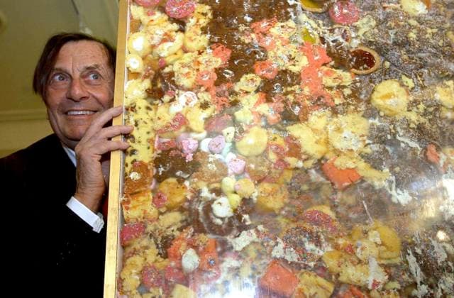 BARRY HUMPHRIES OBIT, *FILE* Barry Humphries displays his finished cakescape at the opening of the biographical exhibition Rarely Everage at the National Portrait Gallery in Canberra, November 22, 2002. Entertainer Barry Humphries, who brought to life Dame Edna Everage and Sir Les Patterson, has died at the age of 89 in a Sydney hospital surrounded by family. ( NO ARCHIVING, EDITORIAL USE ONLY, NO USE IN BOOKS WITHOUT CONSENT CANBERRA ACT AUSTRALIA  Copyright: xALANxPORRITTx 20230422001789502987