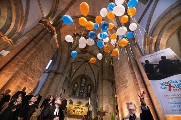 News Themen der Woche KW16 News Bilder des Tages Die beiden grossen Kirchen haben am Samstag (22.04.2023) mit einem Gottesdienst im Osnabruecker Dom die Woche fuer das Leben eroeffnet. Der katholische Weihbischof Johannes Wuebbe (Wübbe, re.) ermutigte in seiner Predigt dazu, jungen Menschen mit ihren Noeten und Sorgen Gehoer und Verstaendnis zu schenken. (Foto M.: Regionalbischof Friedrich Selter) Die Ratsvorsitzende der Evangelische Kirchen in Deutschland (EKD), Annette Kurschus (li.), wies auf Studien hin, wonach mehr als 80 Prozent der jungen Menschen optimistisch hinsichtlich ihrer eigenen Zukunft und ihrer Lebensziele seien. Die oekumenische Woche fuer das Leben stellt in diesem Jahr die Lebenssituation junger Menschen im Alter zwischen 15 und 30 Jahren in den Mittelpunkt und dau Copyright: epd-bild DetlefxHeese epd-Woche-für-das-Leben- -HEESE-0428