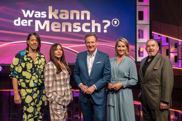 Bilder des Jahres 2023, Entertainment 04 April Entertainment Themen der Woche KW16 Entertainment Bilder des Tages Was kann der Mensch - Eckart von Hirschhausen moderiert die Show. Im Bild von zwischen Moderator Eckart von Hirschhausen (Mitte) von links nach rechts die prominenten Rategäste Jorge Gonzalez, Simone Thomalla, Judith Rakers sowie Dietmar Bär. In der Show geht es um faszinierende Leistungen des Menschen. Köln Nordrhein-Westfalen Deutschland *** What can man Eckart von Hirschhausen hosts the show In the picture from between host Eckart von Hirschhausen Center from left to right the celebrity strategy guests Jorge Gonzalez, Simone Thomalla, Judith Rakers and Dietmar Bär The show is about fascinating achievements of man Cologne North Rhine-Westphalia Germany