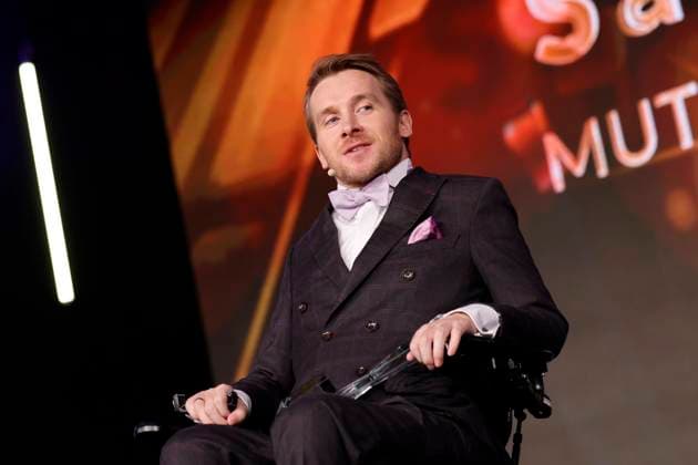 Schauspieler Samuel Koch erhält bei der Verleihung der Goldenen Sonne 2023 des TV-Senders sonnenklar.TV den Award in der Kategorie Mutmacher der Nation im Wunderland Kalkar. Kalkar, 22.04.2023 NRW Deutschland Copyright: xChristophxHardtx