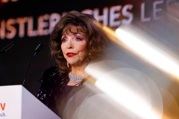 Schauspielerin Joan Collins erhält bei der Verleihung der Goldenen Sonne 2023 des TV-Senders sonnenklar.TV den Lifetime Achievement Award im Wunderland Kalkar. Kalkar, 22.04.2023 NRW Deutschland Copyright: xChristophxHardtx