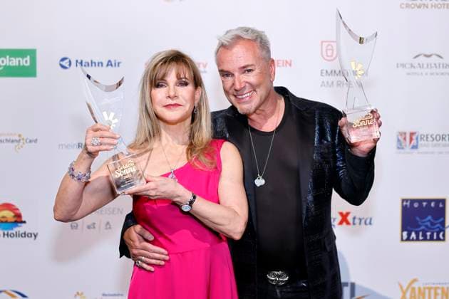 Die Musical-Darsteller Deborah Sasson und Uwe Kröger erhalten bei der Verleihung der Goldenen Sonne 2023 des TV-Senders sonnenklar.TV den Award als Musical Darsteller des Jahres im Wunderland Kalkar. Kalkar, 22.04.2023 NRW Deutschland Copyright: xChristophxHardtx