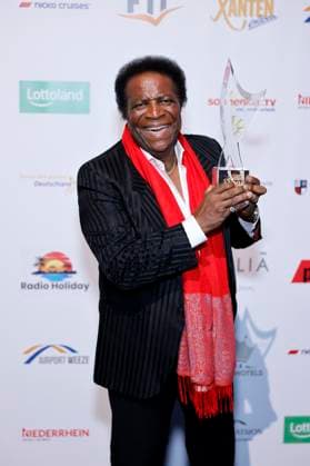 Schlagersänger Roberto Blanco erhält bei der Verleihung der Goldenen Sonne 2023 des TV-Senders sonnenklar.TV den Award Musikalisches Lebenswerk National im Wunderland Kalkar. Kalkar, 22.04.2023 NRW Deutschland Copyright: xChristophxHardtx