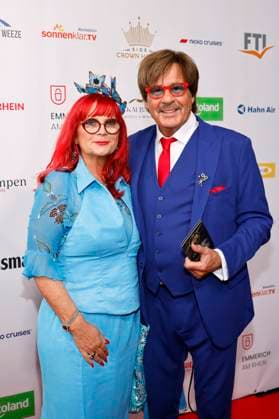 Moderator Jörg Draeger mit Ehefrau Petra Draeger bei der Verleihung der Goldenen Sonne 2023 des TV-Senders sonnenklar.TV im Wunderland Kalkar. Kalkar, 22.04.2023 NRW Deutschland Copyright: xChristophxHardtx