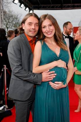 Moderatorin Mara Bergmann (schwanger) mit ihrem Partner Alex Hoffmann bei der Verleihung der Goldenen Sonne 2023 des TV-Senders sonnenklar.TV im Wunderland Kalkar. Kalkar, 22.04.2023 NRW Deutschland Copyright: xChristophxHardtx