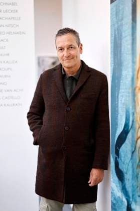 Kabarettist Dieter Nuhr bei der Vernissage zu seiner Ausstellung Dieter Nuhr. Ent-fernte Welt in der Galerie Geuer & Geuer Art. Düsseldorf, 20.04.2023 NRW Deutschland *** Cabaret artist Dieter Nuhr at the vernissage of his exhibition Dieter Nuhr Ent fernte Welt in the gallery Geuer Geuer Art Düsseldorf, 20 04 2023 NRW Germany Copyright: xChristophxHardtx