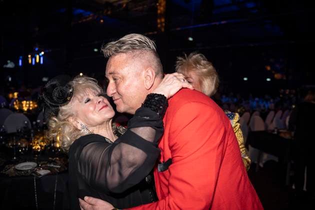 Goldene Sonne 2023 von Sonnenklar.TV in Kalkar Eva Jacob, ehemals Jacob Sisters, begrüsst Reality-TV-Darsteller Hubert Fella;Goldene Sonne 2023 von Sonnenklar.TV in Kalkar Eva Jacob, ehemals Jacob Sisters, begrüsst Reality-TV-Darsteller Hubert Fella, Kalkar Nordrhein-Westfalen Deutschland Wunderland Kalkar
