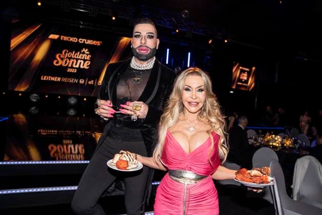 Goldene Sonne 2023 von Sonnenklar.TV in Kalkar Harald Glööckler, Modedesigner und TV-Darsteller mit Dolly Buster, ehemalige Pornodarstellerin und Unternehmerin - Dolly hält zwei Teller mit Hummer in den Händen;Goldene Sonne 2023 von Sonnenklar.TV in Kalkar Harald Glööckler, Modedesigner und TV-Darsteller mit Dolly Buster, ehemalige Pornodarstellerin und Unternehmerin - Dolly hält zwei Teller mit Hummer in den Händen, Kalkar Nordrhein-Westfalen Deutschland Wunderland Kalkar