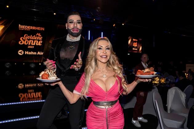 Goldene Sonne 2023 von Sonnenklar.TV in Kalkar Harald Glööckler, Modedesigner und TV-Darsteller mit Dolly Buster, ehemalige Pornodarstellerin und Unternehmerin - Dolly hält zwei Teller mit Hummer in den Händen;Goldene Sonne 2023 von Sonnenklar.TV in Kalkar Harald Glööckler, Modedesigner und TV-Darsteller mit Dolly Buster, ehemalige Pornodarstellerin und Unternehmerin - Dolly hält zwei Teller mit Hummer in den Händen, Kalkar Nordrhein-Westfalen Deutschland Wunderland Kalkar