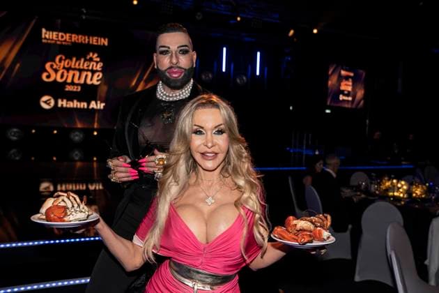 Goldene Sonne 2023 von Sonnenklar.TV in Kalkar Harald Glööckler, Modedesigner und TV-Darsteller mit Dolly Buster, ehemalige Pornodarstellerin und Unternehmerin - Dolly hält zwei Teller mit Hummer in den Händen;Goldene Sonne 2023 von Sonnenklar.TV in Kalkar Harald Glööckler, Modedesigner und TV-Darsteller mit Dolly Buster, ehemalige Pornodarstellerin und Unternehmerin - Dolly hält zwei Teller mit Hummer in den Händen, Kalkar Nordrhein-Westfalen Deutschland Wunderland Kalkar