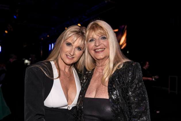 Goldene Sonne 2023 von Sonnenklar.TV in Kalkar Marlene Charell (rechts) mit Tochter Angelina;Goldene Sonne 2023 von Sonnenklar.TV in Kalkar Marlene Charell (rechts) mit Tochter Angelina, Kalkar Nordrhein-Westfalen Deutschland Wunderland Kalkar