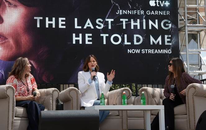 Bilder des Jahres 2023, Entertainment 04 April Entertainment Themen der Woche KW16 Entertainment Bilder des Tages 22 April 2023 Los Angeles, California - Lorraine Ali, Jennifer Garner, Laura Dave. The LA Timea Festival Of Books 2023 held at University of Southern California in Los Angeles. Photo Credit: AdMedia 291056 2023-04-22 CA Los Angeles Etats-Unis  Copyright: xAdMediax STAR_291056_045