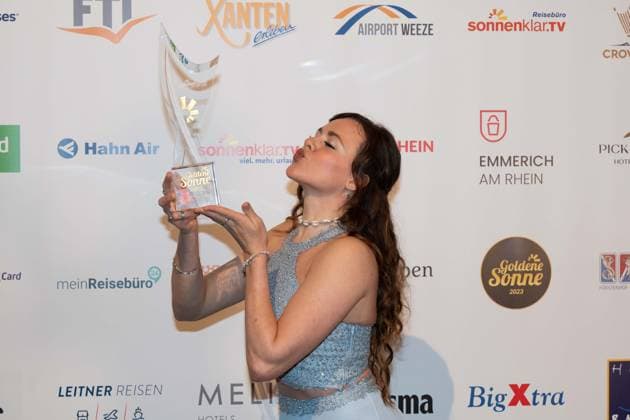 Yvonne PFERRER, erhaelt den Ehrenpreis Goldene Sonne Digital, Die Goldene Sonne 2023, am 22.04.2023 im Wunderland Kalkar,