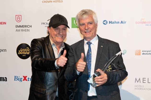 Ulf MERBOLD, Astronaut, erhaelt den Ehrenpreis fuer sein Lebenswerk Wissenschaft und Forschung, mit Laudator Peter SCHILLING, links, Saenger, Die Goldene Sonne 2023, am 22.04.2023 im Wunderland Kalkar,