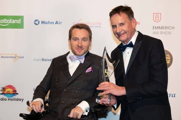 Samuel KOCH, Schauspieler, erhaelt den Ehrenpreis Mutmacher der Nation, mit Laudator Peter ILLMANN, Moderator, Die Goldene Sonne 2023, am 22.04.2023 im Wunderland Kalkar,