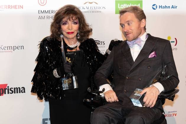 Dame Joan COLLINS, Schauspielerin, erhaelt den Ehrenpreis fuer ihr Lebenswerk, Lifetime Achievement Award, Samuel KOCH, Schauspieler, erhaelt den Ehrenpreis Mutmacher der Nation, Die Goldene Sonne 2023, am 22.04.2023 im Wunderland Kalkar,
