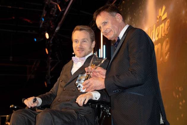 Samuel KOCH, Schauspieler, erhaelt den Ehrenpreis Mutmacher der Nation, mit Laudator Peter ILLMANN, Moderator, Die Goldene Sonne 2023, am 22.04.2023 im Wunderland Kalkar,