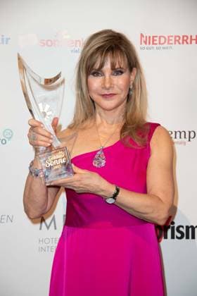 Deborah SASSON, Saengerin, erhaelt den Ehrenpreis Musical Stars des Jahres, Die Goldene Sonne 2023, am 22.04.2023 im Wunderland Kalkar,