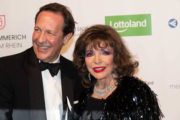 Dame Joan COLLINS, Schauspielerin, erhaelt den Ehrenpreis fuer ihr Lebenswerk, Lifetime Achievement Award, mit Ehemann Percy GIBSON, Die Goldene Sonne 2023, am 22.04.2023 im Wunderland Kalkar,