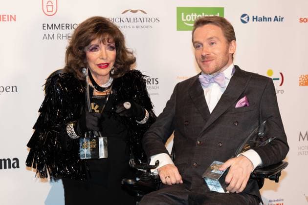 Dame Joan COLLINS, Schauspielerin, erhaelt den Ehrenpreis fuer ihr Lebenswerk, Lifetime Achievement Award, Samuel KOCH, Schauspieler, erhaelt den Ehrenpreis Mutmacher der Nation, Die Goldene Sonne 2023, am 22.04.2023 im Wunderland Kalkar,