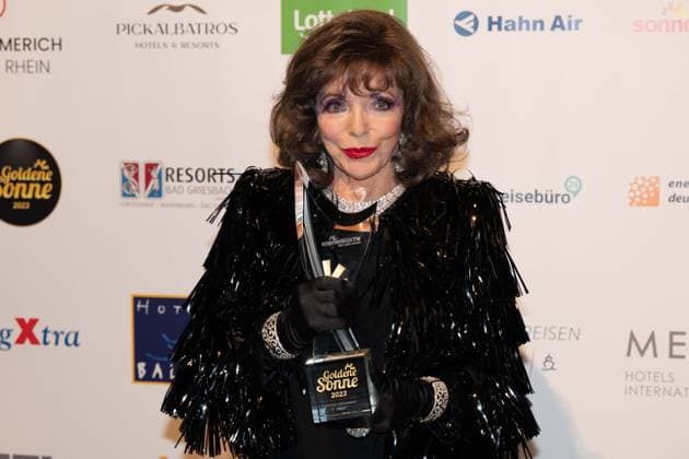 Dame Joan COLLINS, Schauspielerin, erhaelt den Ehrenpreis fuer ihr Lebenswerk, Lifetime Achievement Award, Die Goldene Sonne 2023, am 22.04.2023 im Wunderland Kalkar,