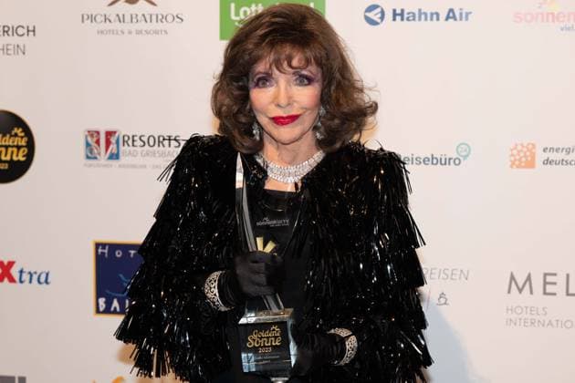 Dame Joan COLLINS, Schauspielerin, erhaelt den Ehrenpreis fuer ihr Lebenswerk, Lifetime Achievement Award, Die Goldene Sonne 2023, am 22.04.2023 im Wunderland Kalkar,