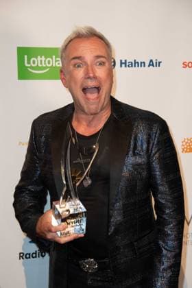 Uwe KROEGER, Kröger, Saenger, erhaelt den Ehrenpreis Musical Stars des Jahres, Die Goldene Sonne 2023, am 22.04.2023 im Wunderland Kalkar,