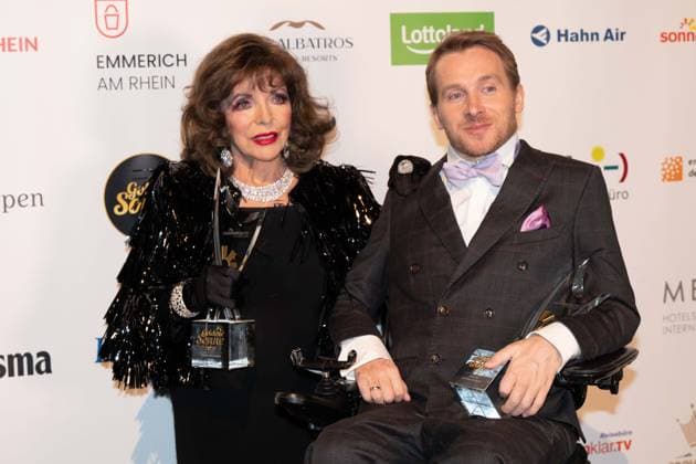 Dame Joan COLLINS, Schauspielerin, erhaelt den Ehrenpreis fuer ihr Lebenswerk, Lifetime Achievement Award, Samuel KOCH, Schauspieler, erhaelt den Ehrenpreis Mutmacher der Nation, Die Goldene Sonne 2023, am 22.04.2023 im Wunderland Kalkar,